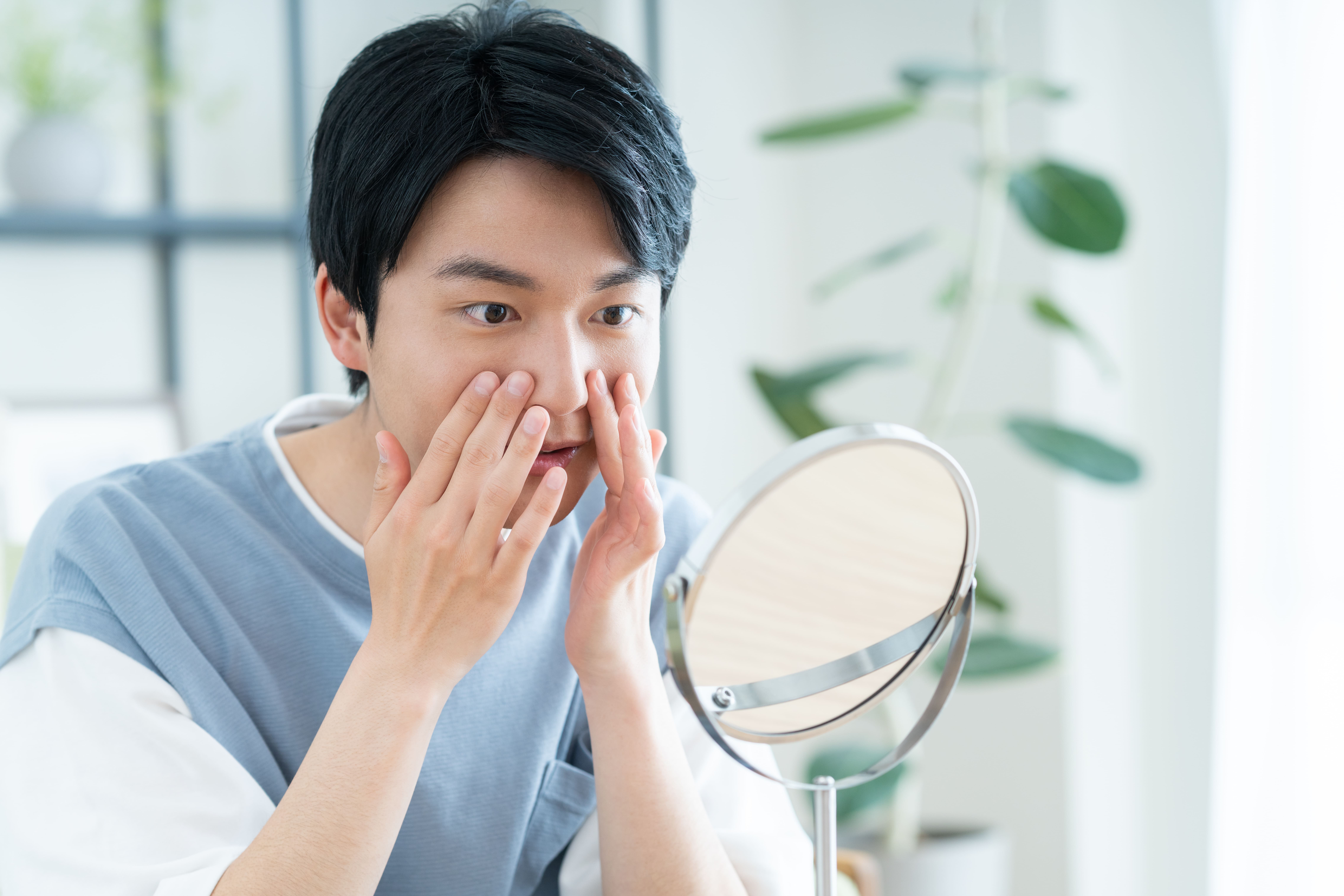 スキンケアをする男性