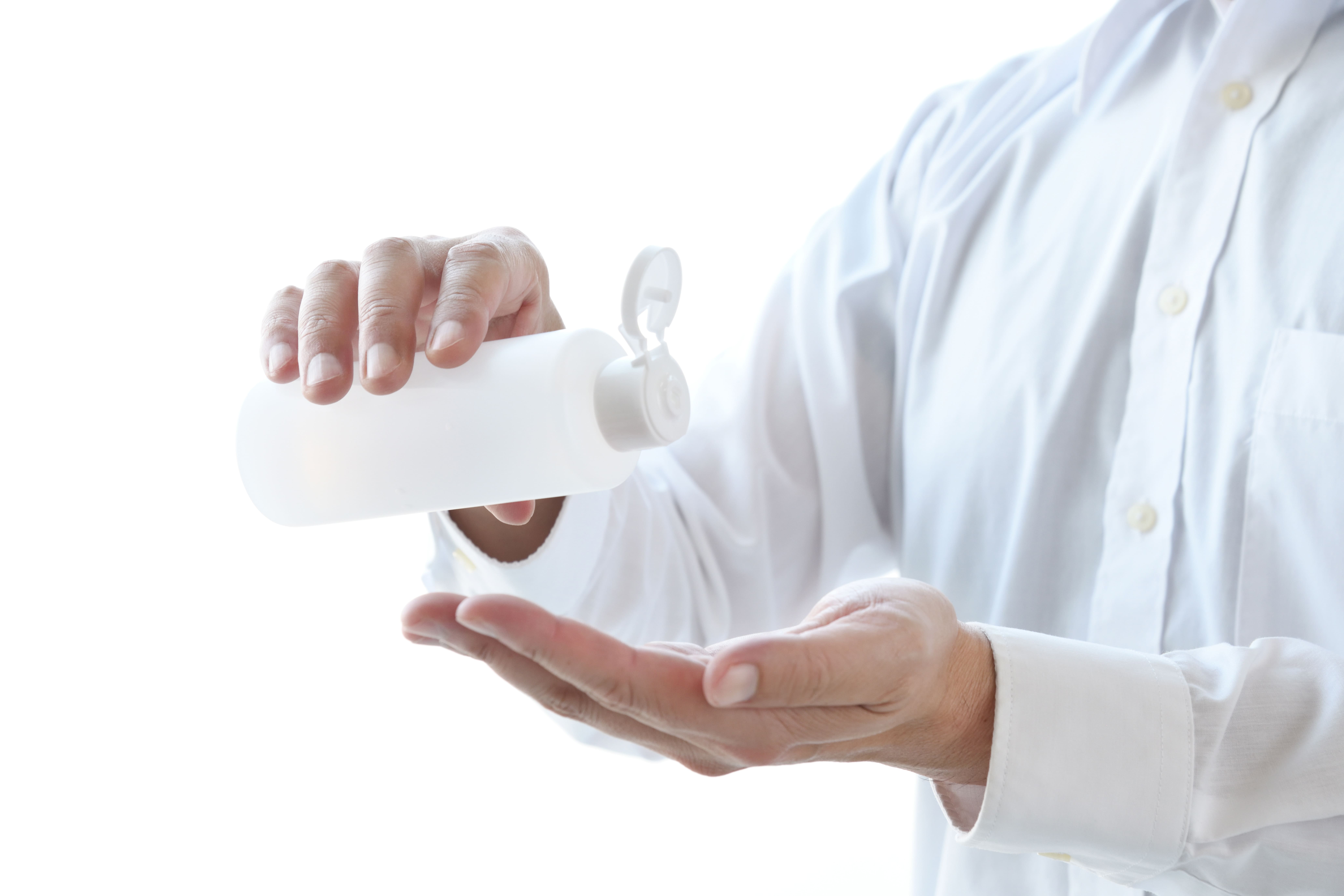 化粧水を使用する男性