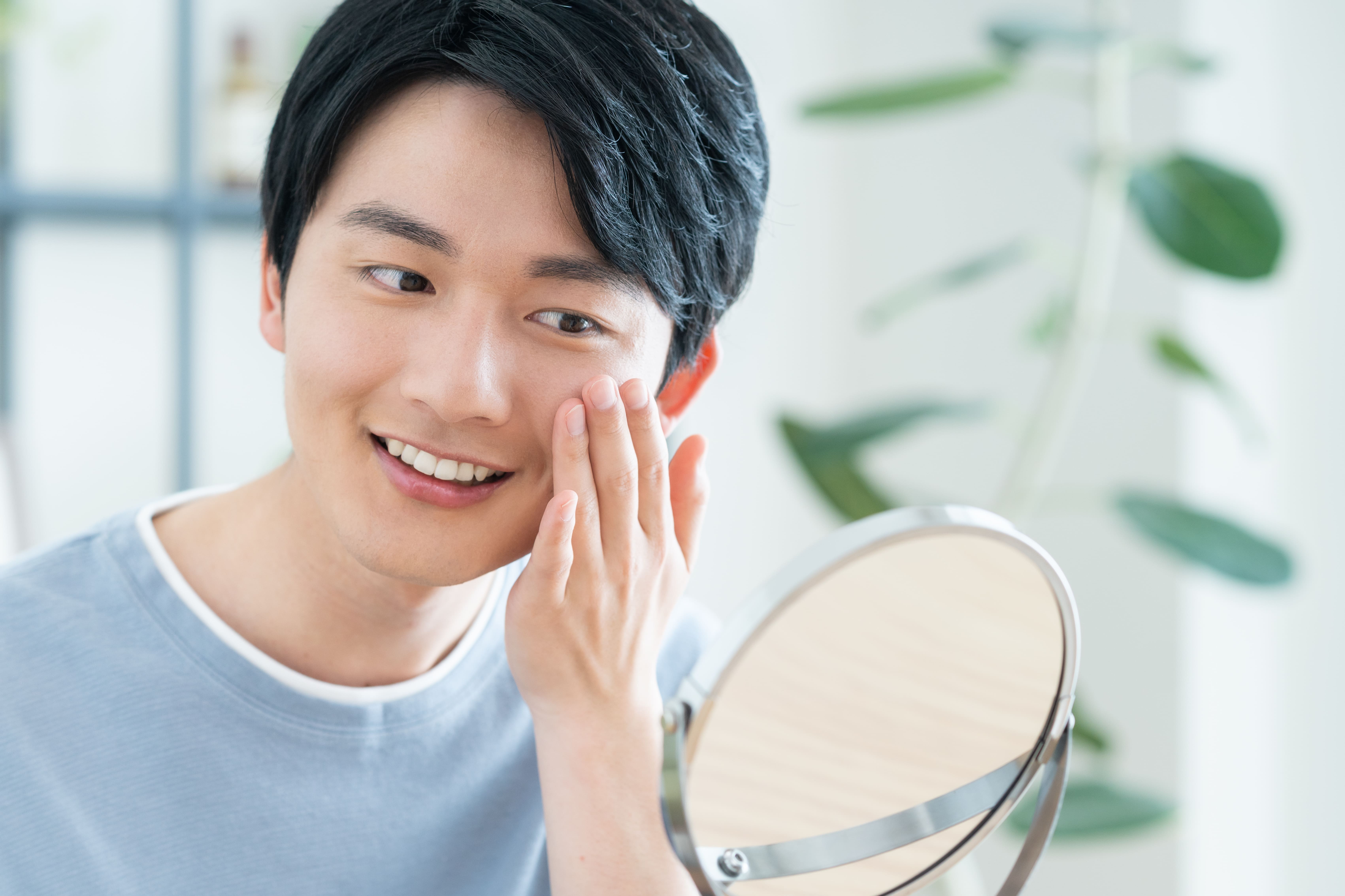 スキンケアに満足する男性